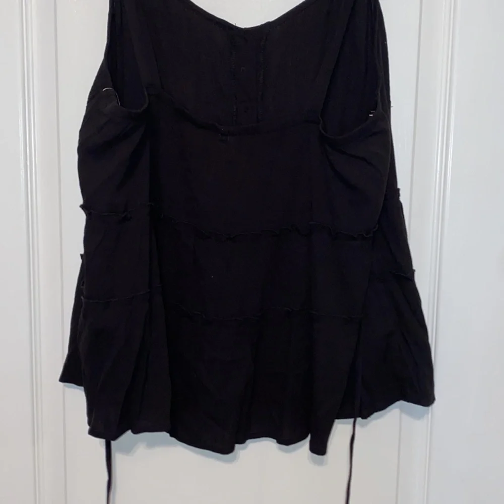 NWT- BLK RUFFLE TOP - Picture 7 of 8